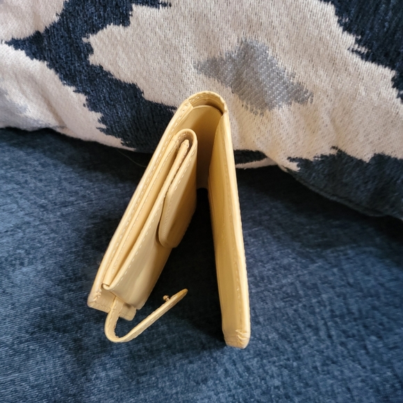 Louis Vuitton Epi Leather Porte Billets Bifold Wallet in Vanilla - Picture 4 of 16